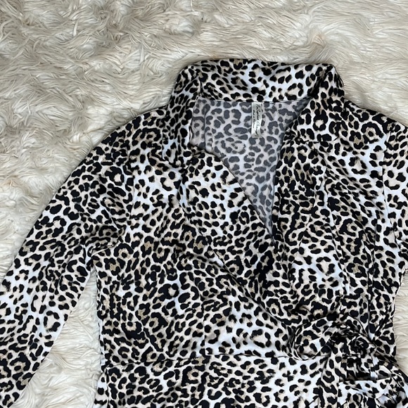 Perseption Concept size XL collared wrap front leopard print blouse - Picture 2 of 8